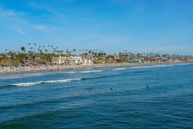 Sahilde insanlar San Diego, California Oceanside plajında güzel bahar günü zevk. Abd