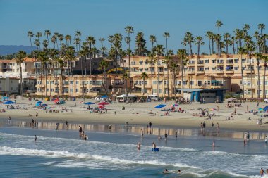 Sahilde insanlar San Diego, California Oceanside plajında güzel bahar günü zevk. Abd