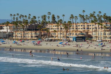 Sahilde insanlar San Diego, California Oceanside plajında güzel bahar günü zevk. Abd