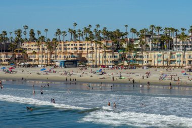 Sahilde insanlar San Diego, California Oceanside plajında güzel bahar günü zevk. Abd