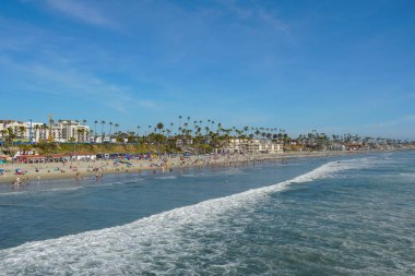 Sahilde insanlar San Diego, California Oceanside plajında güzel bahar günü zevk. Abd