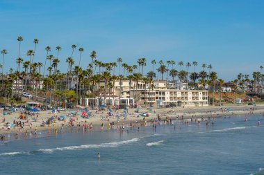 Sahilde insanlar San Diego, California Oceanside plajında güzel bahar günü zevk. Abd