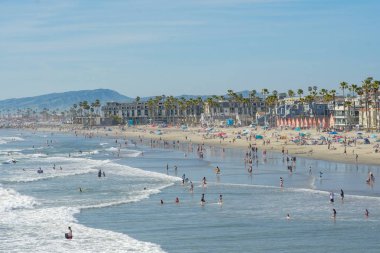 Sahilde insanlar San Diego, California Oceanside plajında güzel bahar günü zevk. Abd