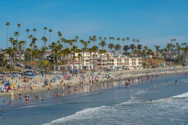 Sahilde insanlar San Diego, California Oceanside plajında güzel bahar günü zevk. Abd