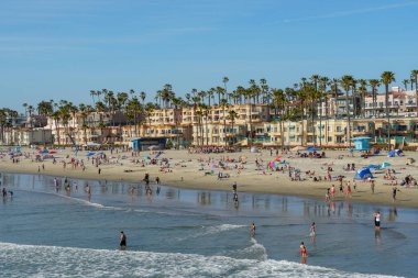 Sahilde insanlar San Diego, California Oceanside plajında güzel bahar günü zevk. Abd