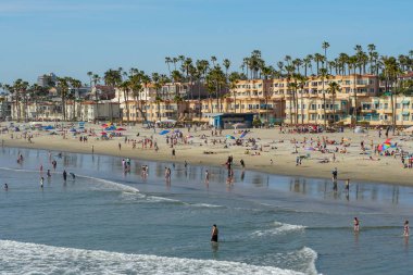 Sahilde insanlar San Diego, California Oceanside plajında güzel bahar günü zevk. Abd