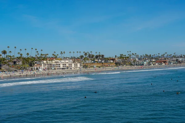 Sahilde insanlar San Diego, California Oceanside plajında güzel bahar günü zevk. Abd