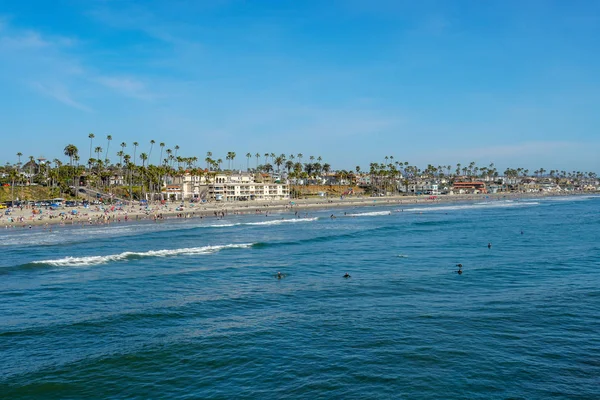 Sahilde insanlar San Diego, California Oceanside plajında güzel bahar günü zevk. Abd