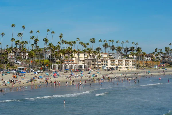 Sahilde insanlar San Diego, California Oceanside plajında güzel bahar günü zevk. Abd