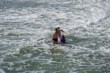 San Diego, Kaliforniya, USA Oceanside plajında su zevk çocuklar. 