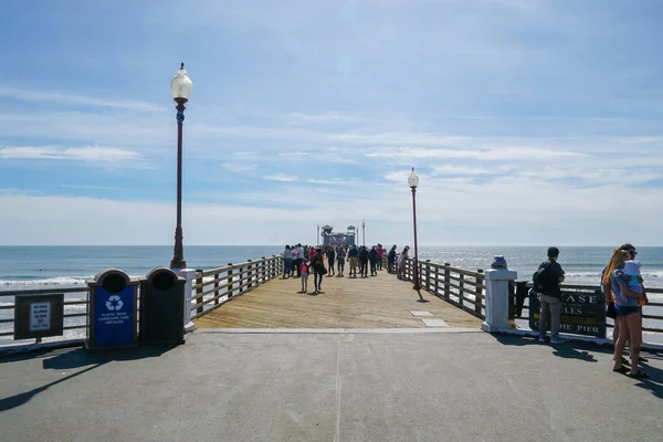 Tourist Walking Oceanside Pier Blue Summer Day Oceanside Northern San — Stock Photo, Image