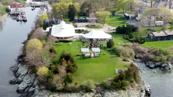 Luchtfoto Van Bruiloft Receptie Ceremonie Setup Met Grote Witte Tenten — Stockvideo