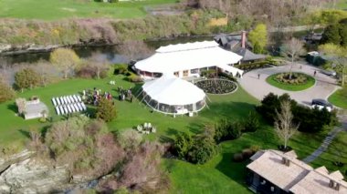 Büyük beyaz çadırlar ve insanlar tören başlamadan önce bir içki zevk ile düğün resepsiyon töreni kurulum havadan görünümü. Castle Hill Inn, Newport, Rhode Island, Amerika Birleşik Devletleri.