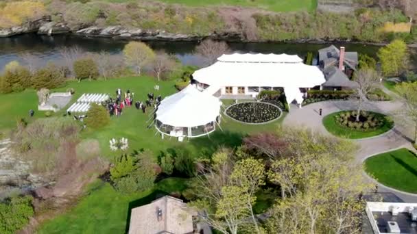 Aerial Syn Bröllop Mottagning Ceremoni Setup Med Stora Vita Tält — Stockvideo