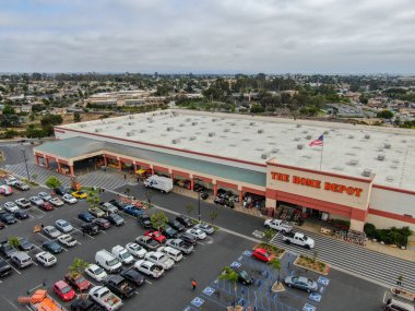 San Diego, Kaliforniya, ABD'de Home Depot mağaza ve otopark havadan görünümü. Home Depot ABD'nin en büyük ev geliştirme perakendeci ve inşaat hizmeti