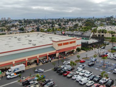 San Diego, Kaliforniya, ABD'de Home Depot mağaza ve otopark havadan görünümü. Home Depot ABD'nin en büyük ev geliştirme perakendeci ve inşaat hizmeti