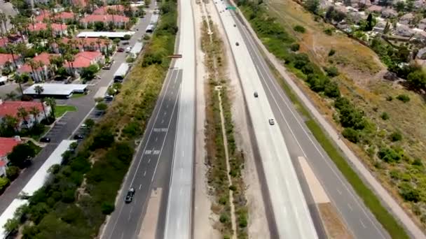 Luchtfoto Van Snelweg Omgeven Door Villa Met Zwembad Kruising Stad — Stockvideo