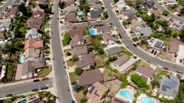 Yan yana villalar ile havadan görünüm banliyö mahalle. San Diego, Kaliforniya, Amerika Birleşik Devletleri. Yüzme havuzu ile konut modern alt bölümü lüks evin havadan görünümü.