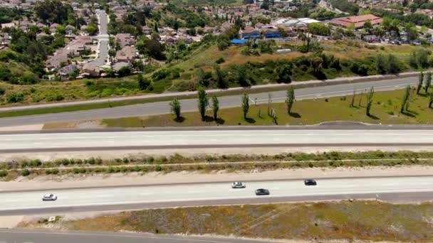 スイミングプール付きのヴィラに囲まれた高速道路の航空写真 車両移動を伴う交差点都市交通道路 カリフォルニア州 アメリカ合衆国 — ストック動画