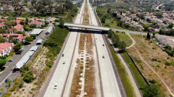 Vista Aérea Autopista Rodeada Villa Con Piscina Intersección Transporte Urbano — Vídeo de stock