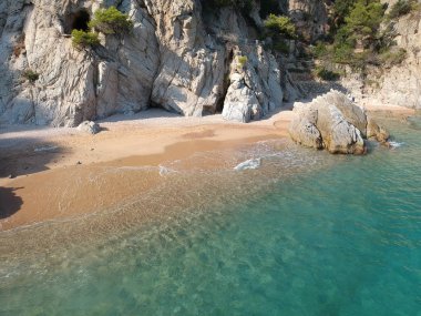 İspanya'nın Akdeniz kıyısında güzel sahil havadan görünümü, Güzel yaz gününde sahilde Kayaların Costa Brava.Panorama. Turkuaz denizi ile güzel plaj, tatil beldesi