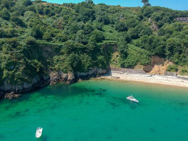 Guernsey plaj Fermain defne kanal Adaları. Deniz, uçurumlar ve tekne ile Guernsey kıyı şeridi, ada, İngiltere, Avrupa