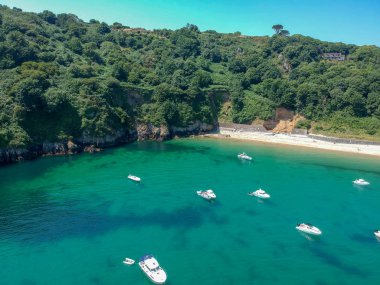 Guernsey plaj Fermain defne kanal Adaları. Deniz, uçurumlar ve tekne ile Guernsey kıyı şeridi, ada, İngiltere, Avrupa