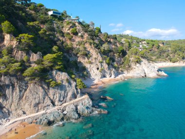İspanya'nın Akdeniz kıyısında güzel sahil havadan görünümü, Güzel yaz gününde sahilde Kayaların Costa Brava.Panorama. Turkuaz denizi ile güzel plaj, tatil beldesi