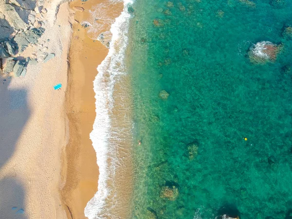 西班牙地中海海岸美丽的海岸线鸟瞰 布拉瓦海岸 夏季海滩的顶视图 美丽的海滩与碧绿的大海 度假胜地 — 图库照片