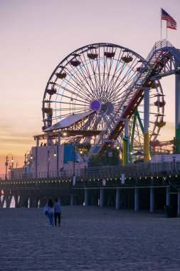 Pasifik Parkı 'nda gün batımı zamanı. Santa Monica Iskelesi 'nde aile eğlence parkı. Los Angeles, Kaliforniya, ABD. Oceanfront eğlence parkı. Ünlü turistik.