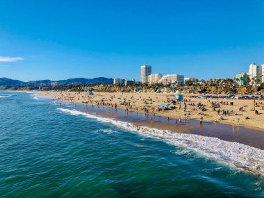 Santa Monica Beach & Pasifik Okyanusu, Los Angeles, Kaliforniya, ABD. Mavi yaz günü sırasında plaj ve okyanus zevk insanlar.