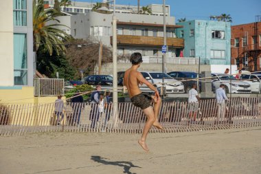 Adam Santa Monica plajında bolluk-Line üzerinde yalınayak yürüyüş. Adam yürümek ve sıkı ipler boyunca Dengeleme.