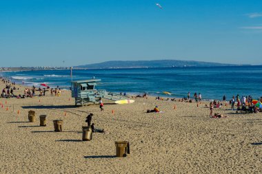 Santa Monica Beach & Pasifik Okyanusu, Los Angeles, Kaliforniya, ABD. Mavi yaz günü sırasında plaj ve okyanus zevk insanlar.