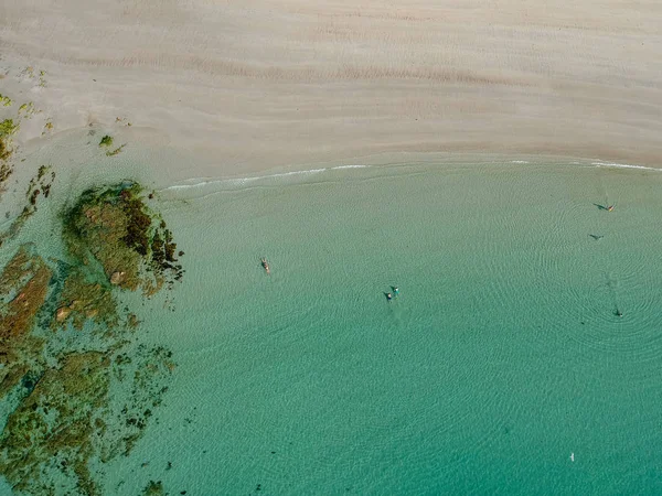 Légi Kilátás Csodálatos Strand Fehér Homok Türkizkék Víz Néhány Sziklák — Stock Fotó