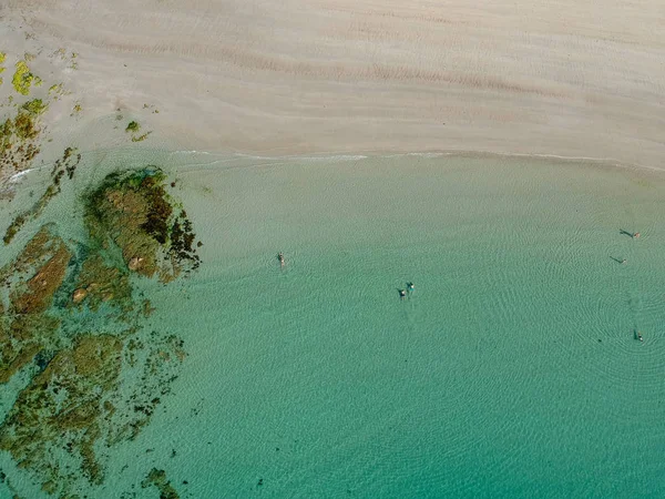 白い砂浜とターコイズブルーの水を持つ素晴らしいビーチの航空写真 いくつかの岩水中と少数の人々が泳いでいます ガーンジー島の南海岸 ヨーロッパの航空写真 — ストック写真