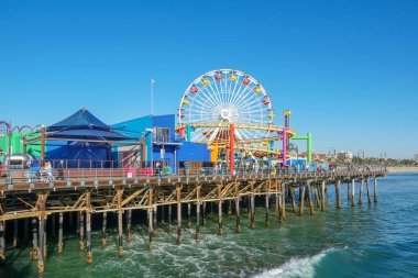 Pacific Park, Santa Monica Iskelesi 'nde bir aile lunaparkı. Los Angeles, Kaliforniya, ABD. Oceanfront eğlence parkı. Ünlü turistik.