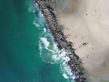Kayalara karşı küçük dalgalar ile Santa Monica plaj havadan görünümü, Los Angeles, Kaliforniya, ABD