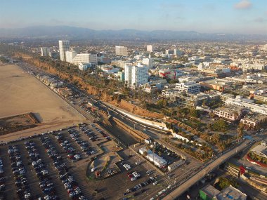 Gün batımından önce Venedik sahil şeridi şehrinhavadan görünümü. California, Amerika Birleşik Devletleri