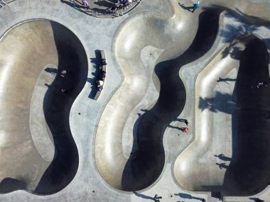 Yaz sezonunda sahilde ünlü Venedik Plajı paten parkı havadan görünümü.