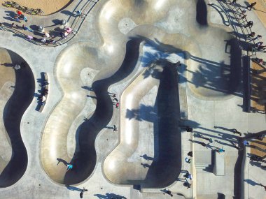 Yaz sezonunda sahilde ünlü Venedik Plajı paten parkı havadan görünümü.