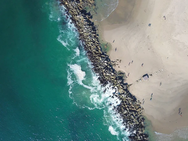 Vista Aérea Playa Santa Mónica Con Pequeñas Olas Contra Las — Foto de Stock