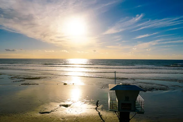 샌디에이고 카운티에 위치한 캘리포니아 카디프의 엘리조 해변에서 해변을 걷고있는 구조탑과 — 스톡 사진