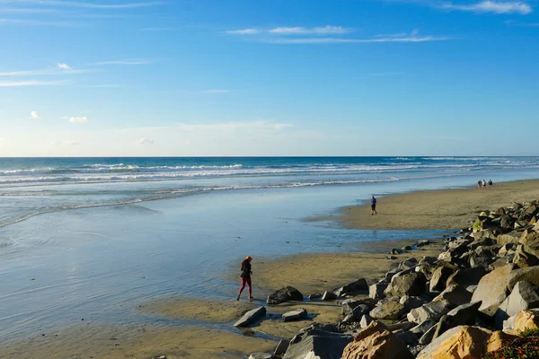 Люди Гуляют Наслаждаются Пляжем Возле Скалы Голубым Небом Маленькими Белыми — стоковое фото
