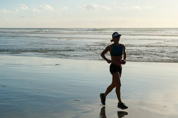 Vista Lateral Tiro Bela Jovem Mulher Sportswear Jogging Praia Durante — Fotografia de Stock