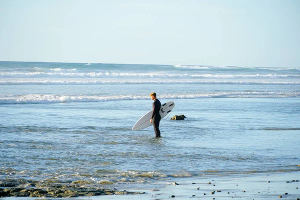 Surfer Mokrém Obleku Který Drží Bílou Surfovou Desku Pláži Pláž — Stock fotografie