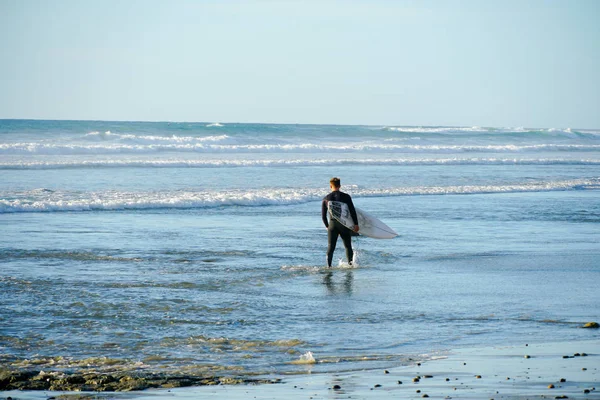Surfista Muta Con Una Tavola Surf Bianca Sulla Spiaggia Jolla — Foto Stock
