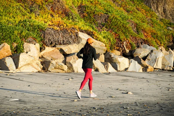 Vista Lateral Foto Hermosa Mujer Joven Ropa Deportiva Corriendo Playa — Foto de Stock