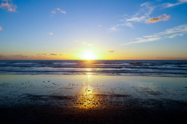 Deniz üzerinde güzel renkli günbatımı, alacakaranlık zaman güzel gökyüzü ve denizde yansıma.