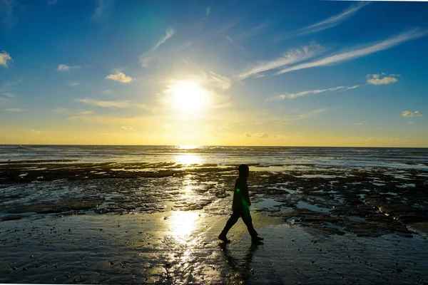 Silhueta Pessoas Desfrutando Caminhando Durante Momento Pacífico Pôr Sol Céu — Fotografia de Stock