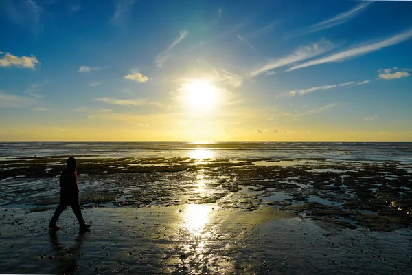 Silhueta Pessoas Desfrutando Caminhando Durante Momento Pacífico Pôr Sol Céu — Fotografia de Stock